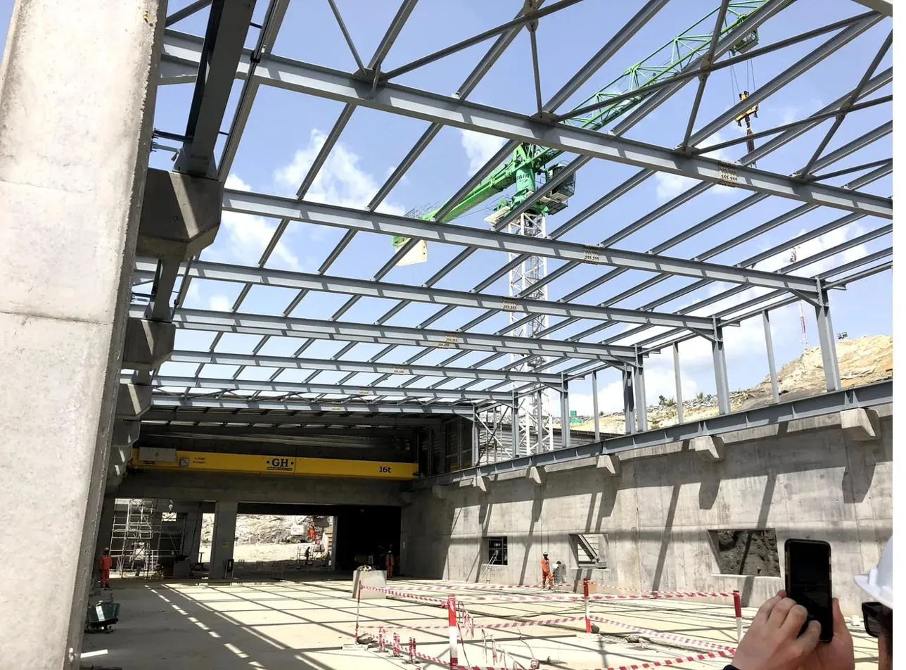 Charpente métallique d'un bâtiment en construction
